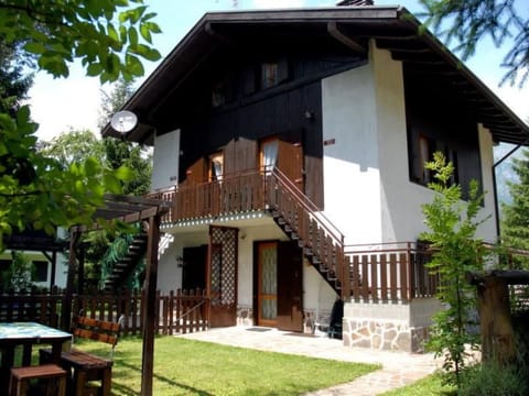 Erdgeschosswohnung mit möbliertem Garten Apartment in Ledro