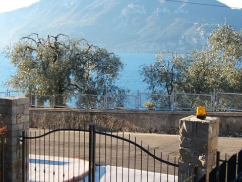 Gelbe Wohnung 65qm mit Garten und Seeblick Apartment in Brenzone sul Garda