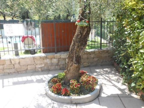 Gelbe Wohnung 65qm mit Garten und Seeblick Apartment in Brenzone sul Garda