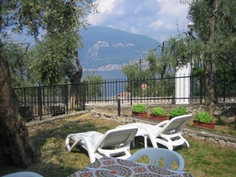 Margherita GARDEN Apartment in Brenzone sul Garda