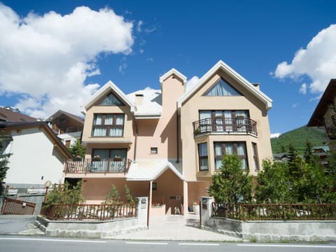 Drei-Zimmer-Dachgeschosswohnung 6 p.l. Villa Frejus Apartment in Bardonecchia