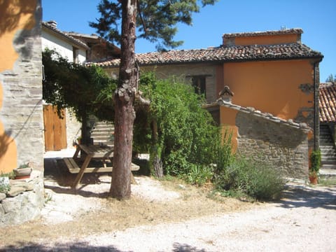 Ca Piero - antikes Borgo mit Pool Vacation rental in Marche