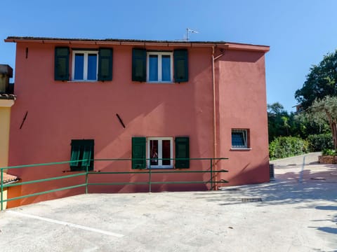 Wohnung im zweiten Stock mit Parkplatz und Garten Apartment in Rapallo