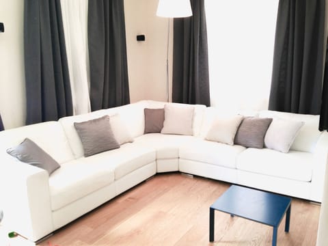 Penthouse mit Garten und privater Terrasse in Villa Apartment in La Spezia