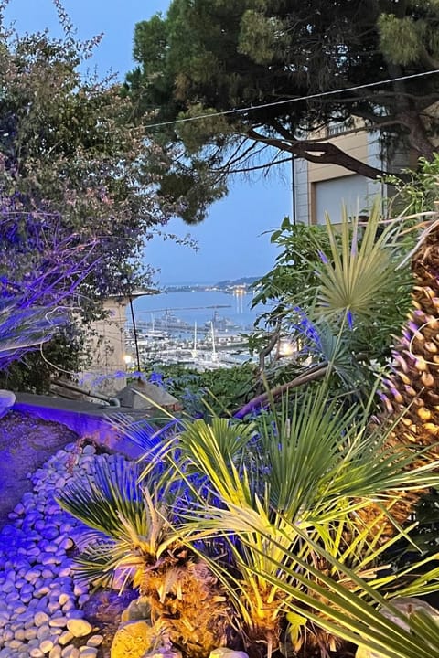 Vip Garten Whirlpool mit Meerblick im Herzen der Stadt Vacation rental in La Spezia
