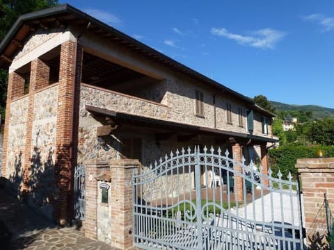 Rustico mit schönem Garten. Vacation rental in Camaiore