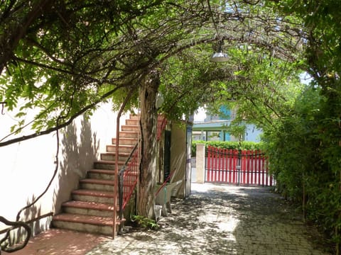 Große Wohnung in Mazzanta mit Schöner Terrasse Apartment in Tuscany