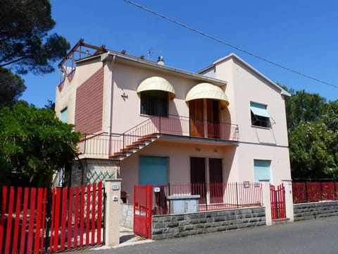 Große Wohnung in Mazzanta mit Schöner Terrasse Apartment in Tuscany