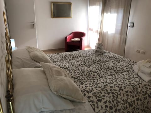 Geräumige und helle Wohnung in Mehrfamilienhaus mit Aufzug Apartment in Naples