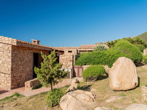 Villa mit privatem Garten und Meerblick Vacation rental in Sardinia