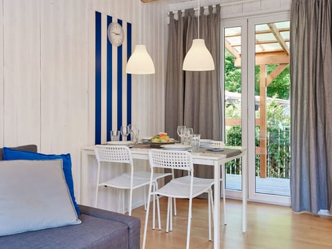 Bootshaus mit beheiztem Pool Vacation rental in West Pomeranian Voivodeship, Poland