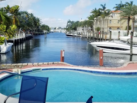 Gemütliches Duplex mit Blick auf das Wasser, in der Nähe des Strandes Vacation rental in Lauderdale-by-the-Sea