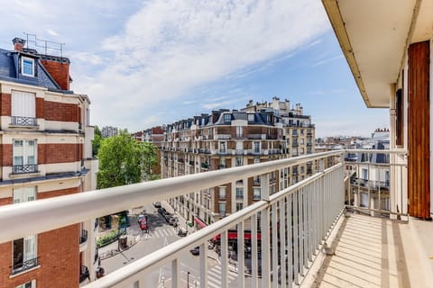 Parquet & Leather Apartment in Paris