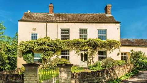 Tea, Flowers & Trees House in Stroud District