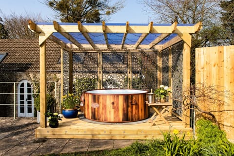 Tea, Flowers & Trees House in Stroud District