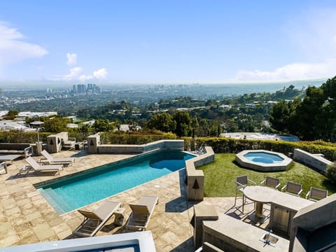 Melting Pinks Apartment in Beverly Hills