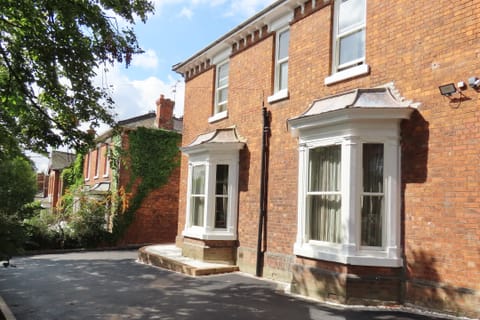 Blue Velvet & Cedar Apartment in Lincoln