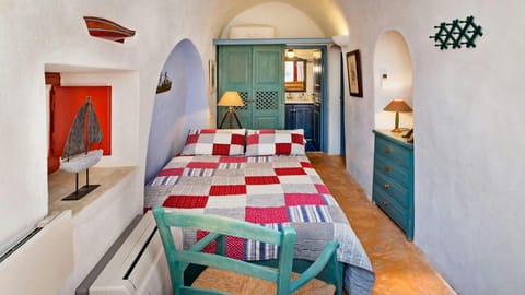 Little Red Door Apartment in Oia