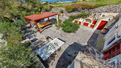 Little Red Door Apartment in Oia