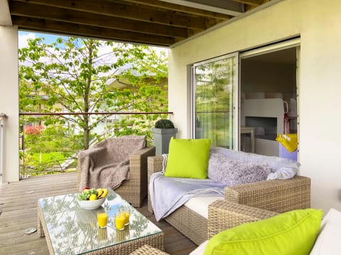 Life by the Lake House in Cotswold District