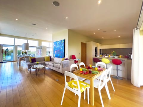 Life by the Lake House in Cotswold District