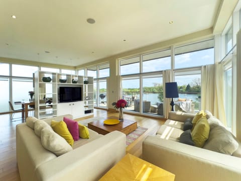 Life by the Lake House in Cotswold District