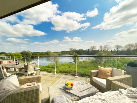 Life by the Lake House in Cotswold District
