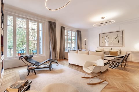 Parisian Light Apartment in Paris