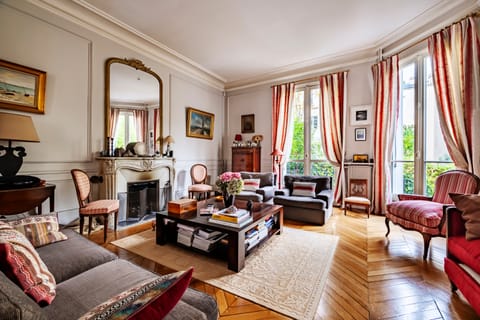 Timeless Tradition Apartment in Paris