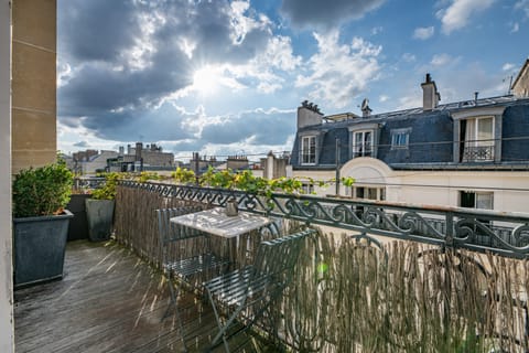 Sleek & Chic Apartment in Paris