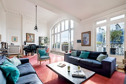 Sleek & Chic Apartment in Paris