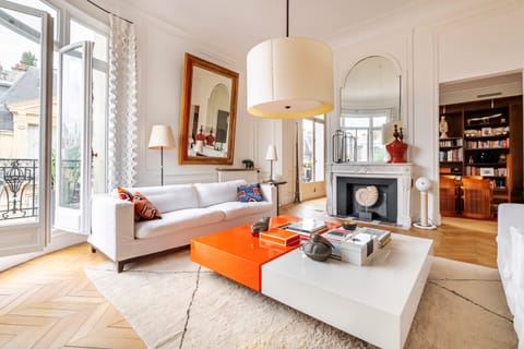 Avenue Of Lights Apartment in Paris