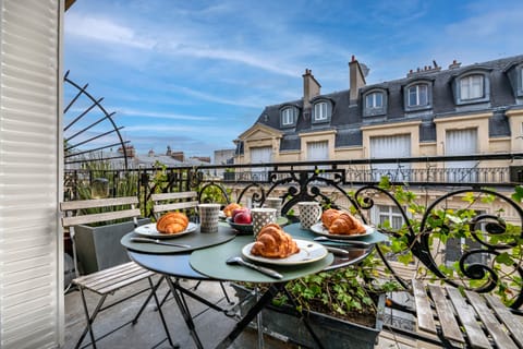 Avenue Of Lights Apartment in Paris