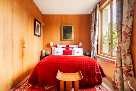 Parisian Grandeur Apartment in Paris