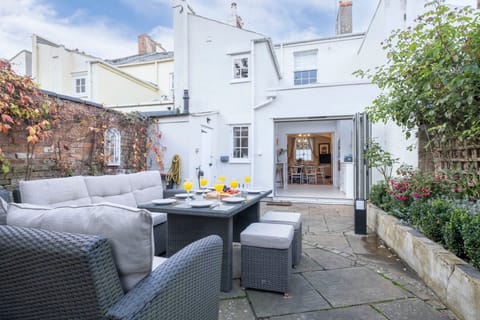 Regency Radiance Apartment in Cheltenham