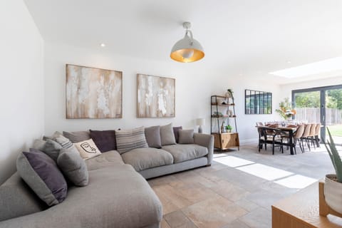 Sun Whisper Apartment in Gloucester