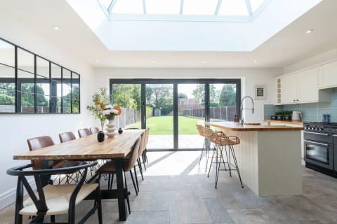 Sun Whisper Apartment in Gloucester