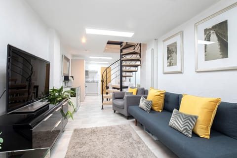 Village Treasure Apartment in Cheltenham