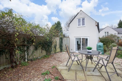 Village Treasure Apartment in Cheltenham