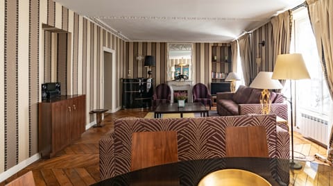 Black Feline Apartment in Paris