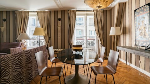 Black Feline Apartment in Paris