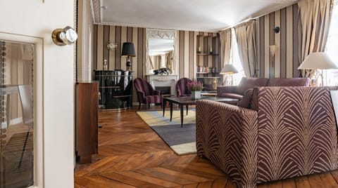 Black Feline Apartment in Paris