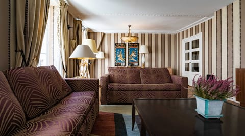 Black Feline Apartment in Paris