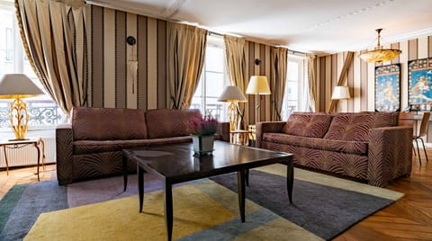 Black Feline Apartment in Paris