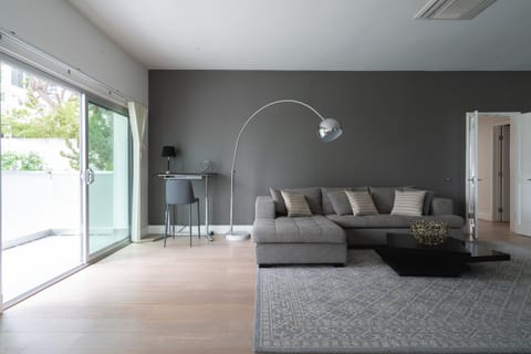 Twin Propeller Apartment in Westwood