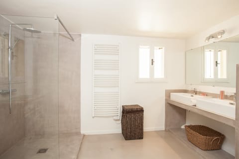 The Scent of Flowers Apartment in Lacoste