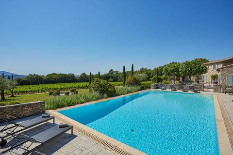 Champagne & Blue Apartment in Goult