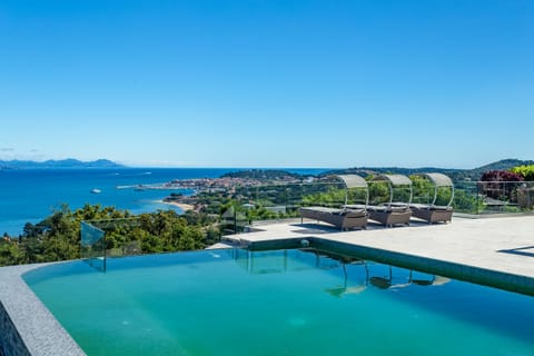 Cerise Line Apartment in Gassin