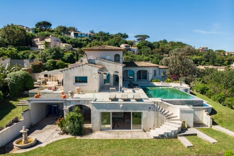 Cerise Line Apartment in Gassin