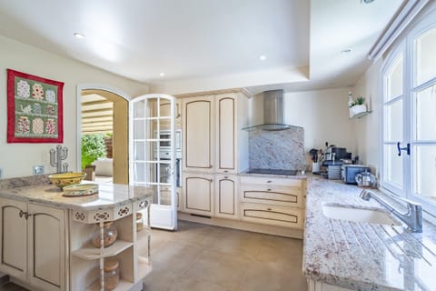 Cerise Line Apartment in Gassin